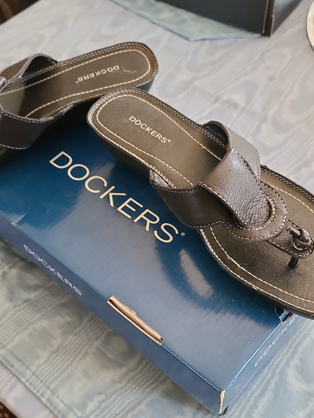 Dockers Women's Brown Leather Flip-Flop Sandals